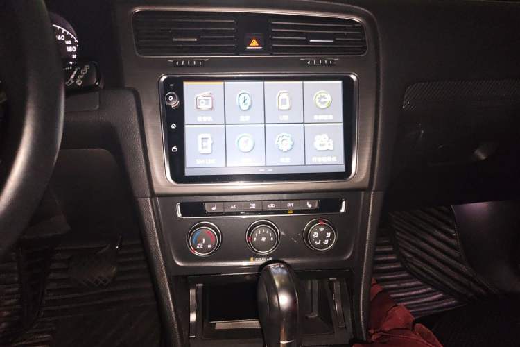 Used Volkswagen Golf 2018 230TSI Automatic Luxury Version Audio And AC Panel