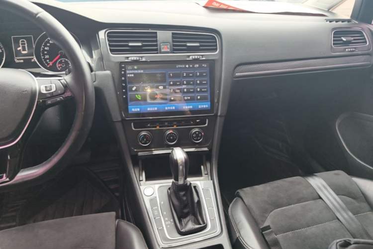Used Volkswagen Golf 2018 230TSI Automatic Luxury Version Audio And AC Panel