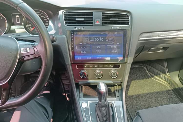Used Volkswagen Golf 2018 230TSI Automatic Luxury Version Audio And AC Panel