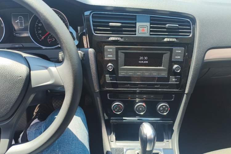Used Volkswagen Golf 2018 1.6L Automatic Fashion Model Audio And AC Panel