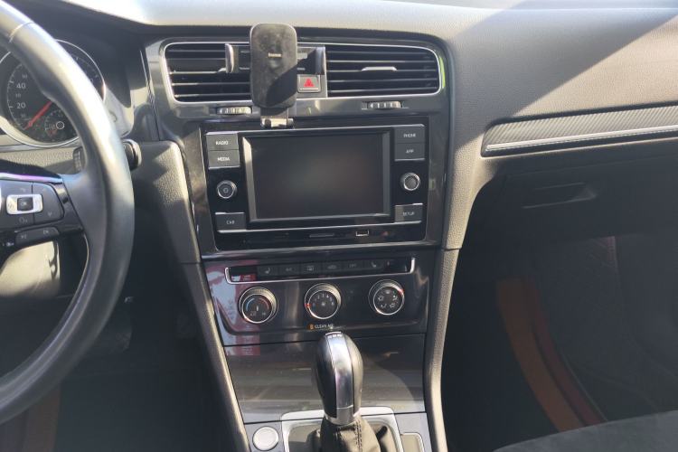Used Volkswagen Golf 2018 230TSI Automatic Luxury Version Audio And AC Panel
