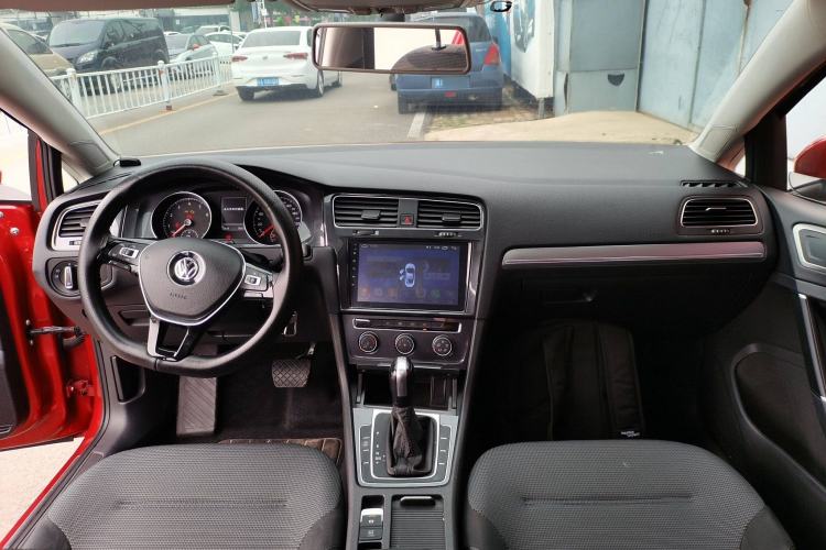 Used Volkswagen Golf 2018 230TSI Automatic Comfort Model Center Console