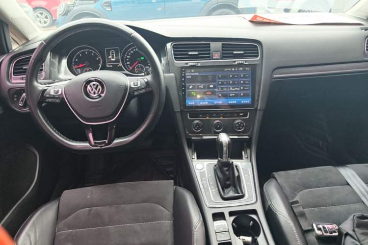 Used Volkswagen Golf 2018 230TSI Automatic Luxury Version Center Console
