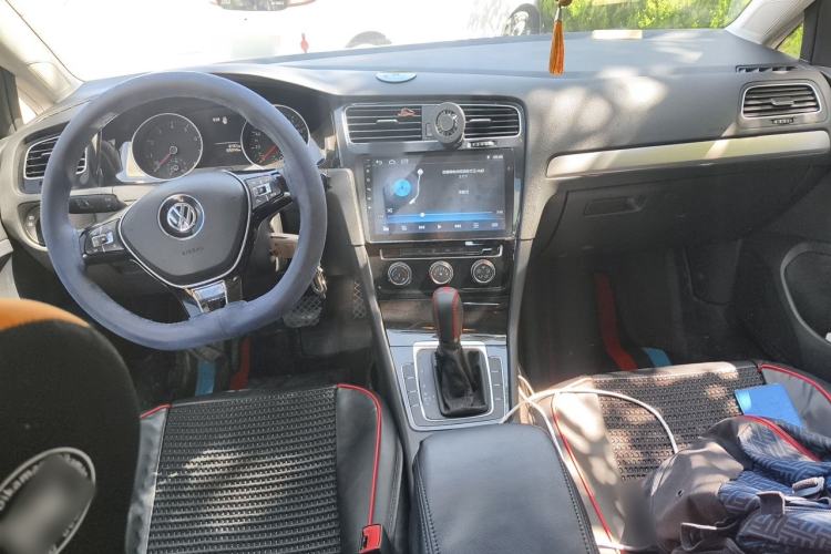 Used Volkswagen Golf 2018 1.6L Automatic Fashion Model Center Console