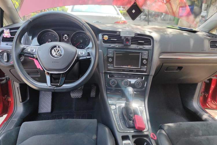 Used Volkswagen Golf 2018 230TSI Automatic Luxury Version Center Console