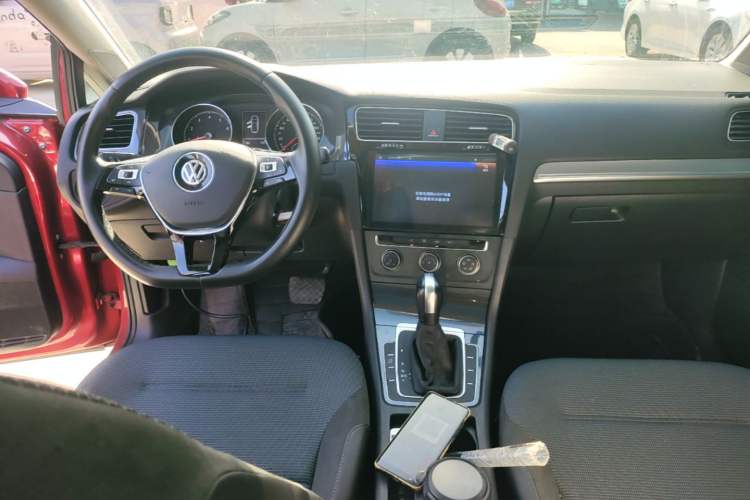 Used Volkswagen Golf 2018 230TSI Automatic Comfort Model Center Console