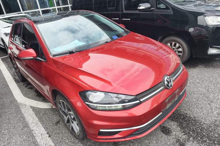 Used Volkswagen Golf 2018 230TSI Automatic Luxury Version Front Right 45 Deg
