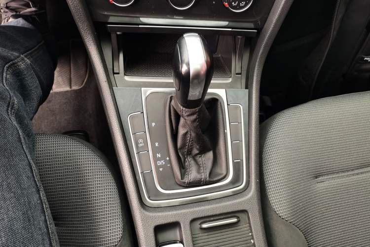 Used Volkswagen Golf 2018 230TSI Automatic Comfort Model Gear Lever