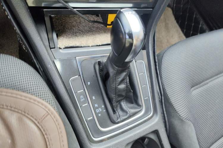 Used Volkswagen Golf 2018 230TSI Automatic Comfort Model Gear Lever