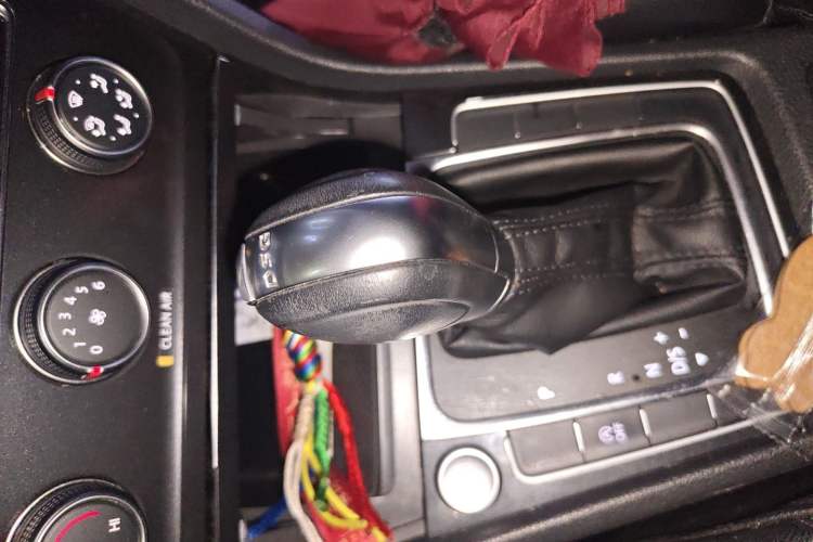 Used Volkswagen Golf 2018 230TSI Automatic Luxury Version Gear Lever