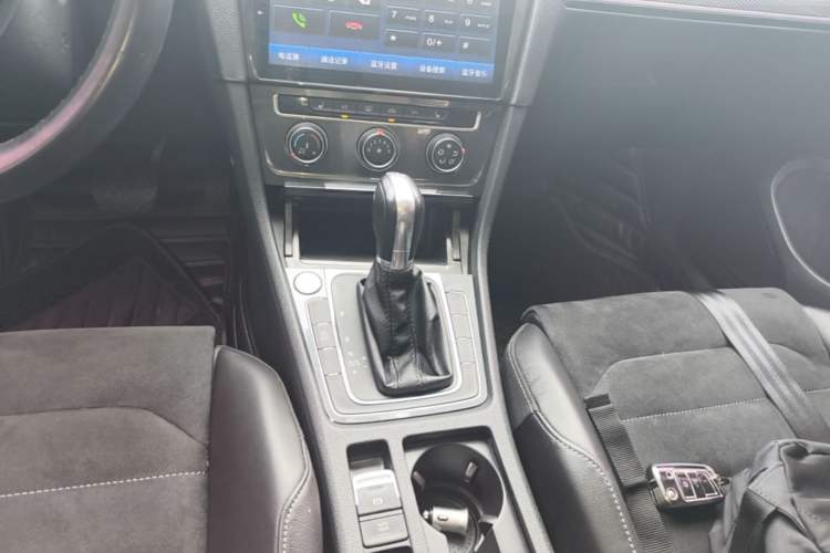 Used Volkswagen Golf 2018 230TSI Automatic Luxury Version Gear Lever