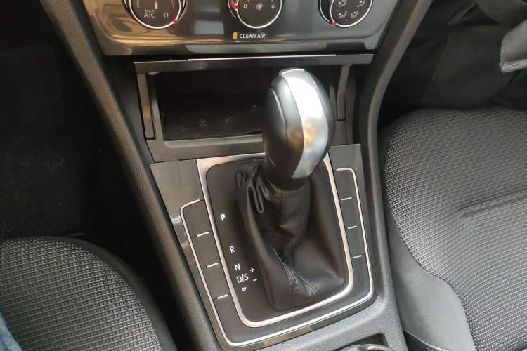 Used Volkswagen Golf 2018 1.6L Automatic Comfort Model Gear Lever