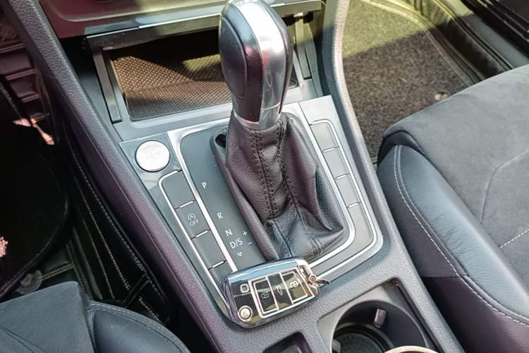 Used Volkswagen Golf 2018 230TSI Automatic Luxury Version Gear Lever