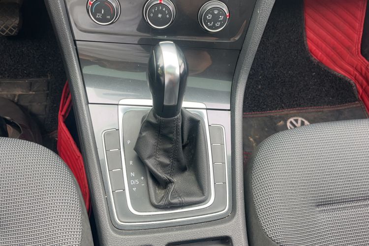 Used Volkswagen Golf 2018 1.6L Automatic Comfort Model Gear Lever