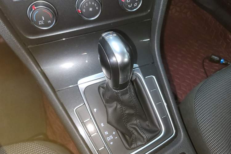 Used Volkswagen Golf 2018 230TSI Automatic Comfort Model Gear Lever