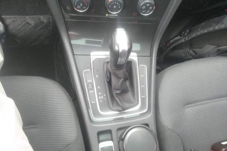 Used Volkswagen Golf 2018 230TSI Automatic Comfort Model Gear Lever