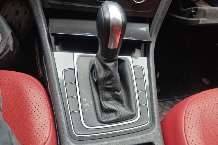 Used Volkswagen Golf 2018 1.6L Automatic Comfort Model Gear Lever