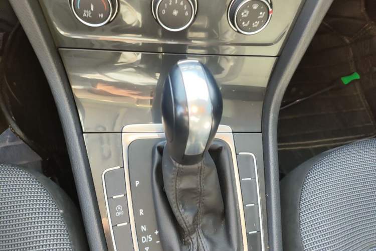 Used Volkswagen Golf 2018 230TSI Automatic Comfort Model Gear Lever