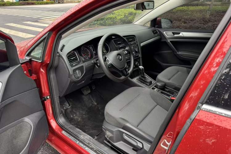 Used Volkswagen Golf 2018 1.6L Automatic Comfort Model Interior 1