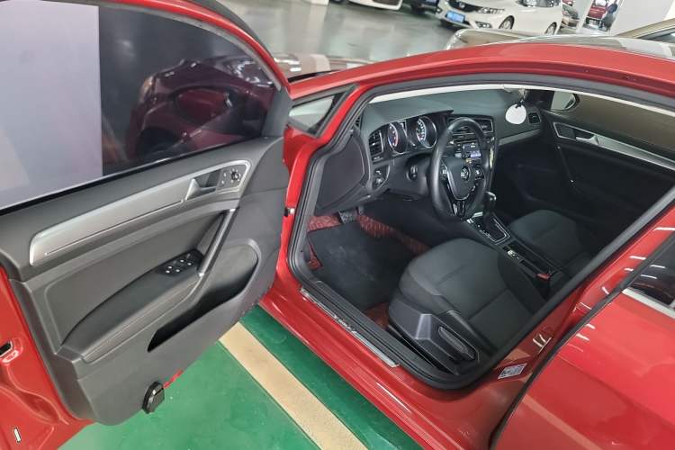 Used Volkswagen Golf 2018 230TSI Automatic Comfort Model Interior 3