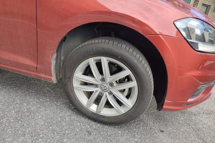 Used Volkswagen Golf 2018 230TSI Automatic Comfort Model Right Front Wheel Hub
