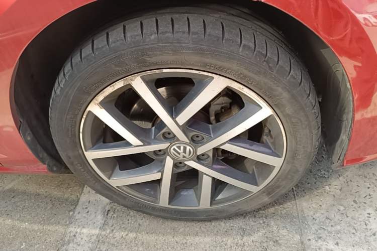Used Volkswagen Golf 2018 230TSI Automatic Luxury Version Right Front Wheel Hub