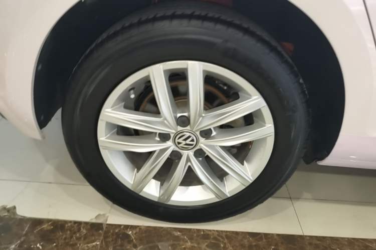 Used Volkswagen Golf 2018 230TSI Automatic Comfort Model Right Rear Wheel Hub