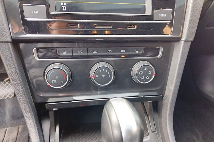 Used Volkswagen Golf 2018 230TSI Automatic Luxury Version Audio And AC Panel