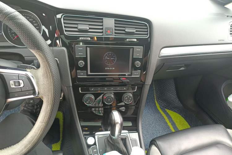 Used Volkswagen Golf 2018 280TSI Automatic R-Line Model Audio And AC Panel