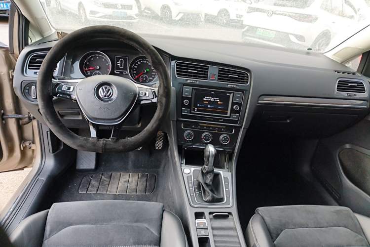 Used Volkswagen Golf 2018 230TSI Automatic Luxury Version Center Console