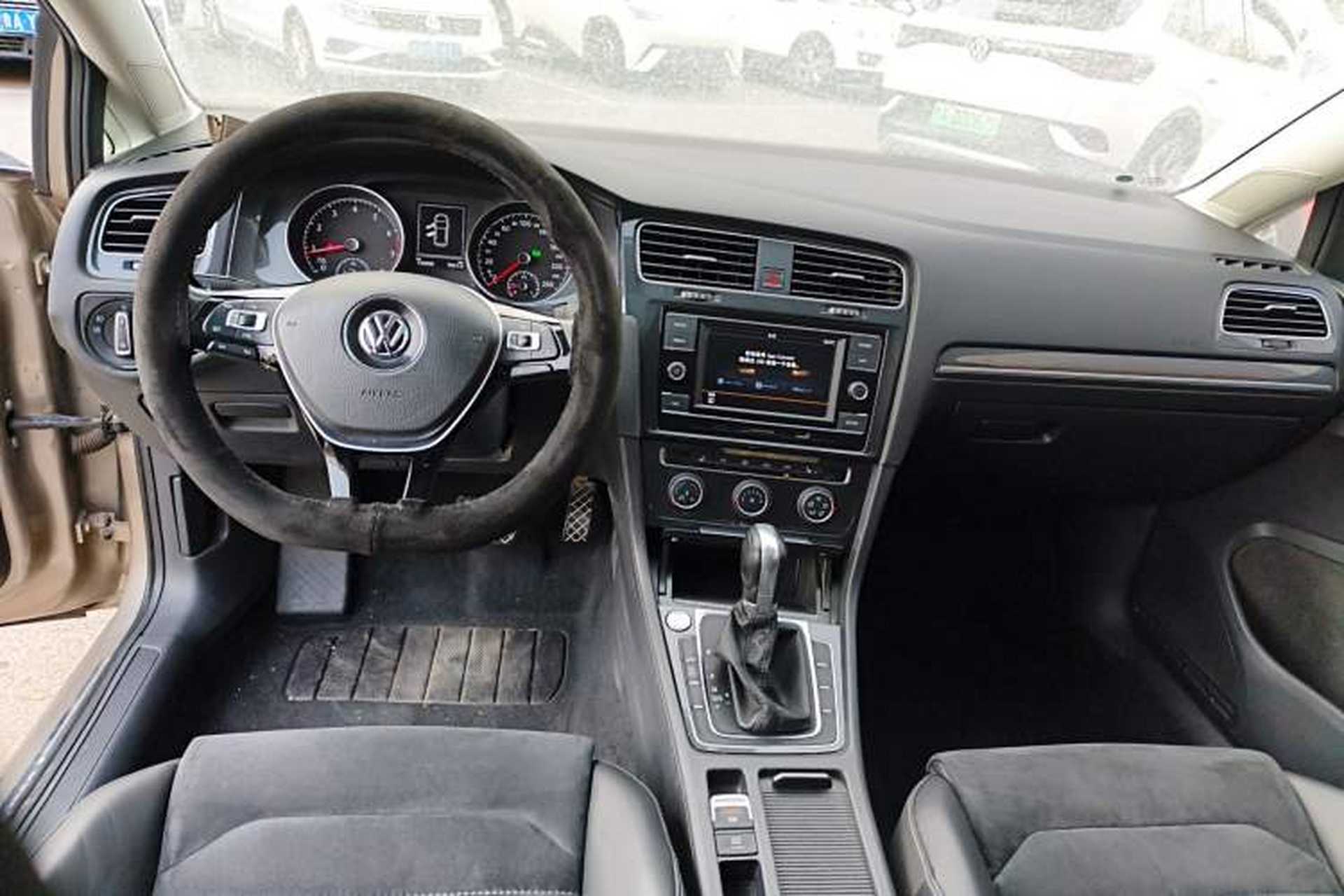 Used Volkswagen Golf 2018 230TSI Automatic Luxury Version Center Console