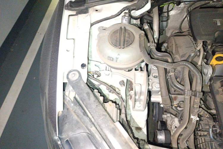 Used Volkswagen Golf 2018 230TSI Automatic Luxury Version Engine Bay Right
