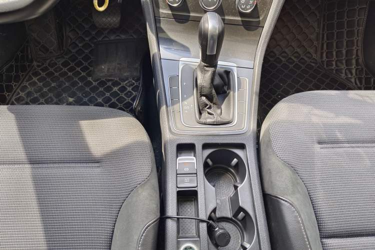 Used Volkswagen Golf 2018 1.6L Automatic Comfort Model Gear Lever