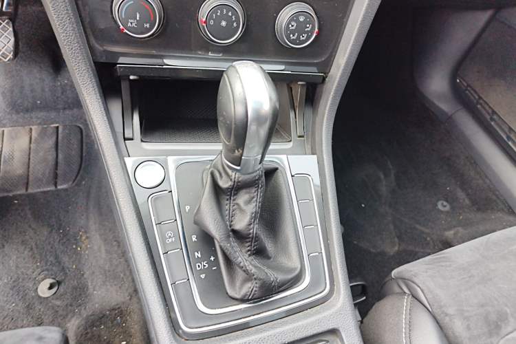 Used Volkswagen Golf 2018 230TSI Automatic Luxury Version Gear Lever