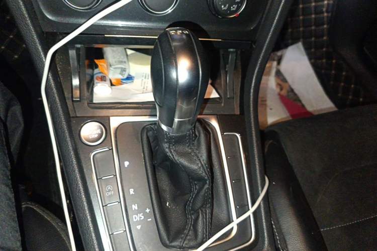 Used Volkswagen Golf 2018 230TSI Automatic Luxury Version Gear Lever