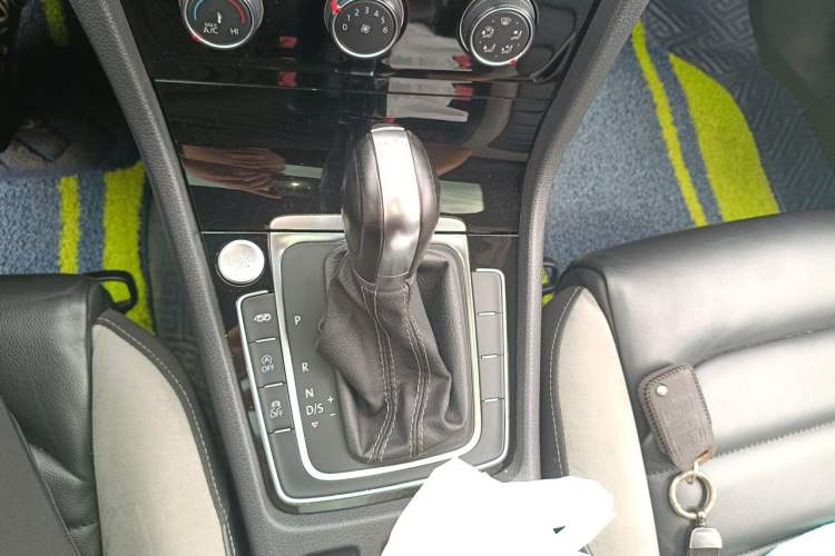 Used Volkswagen Golf 2018 280TSI Automatic R-Line Model Gear Lever