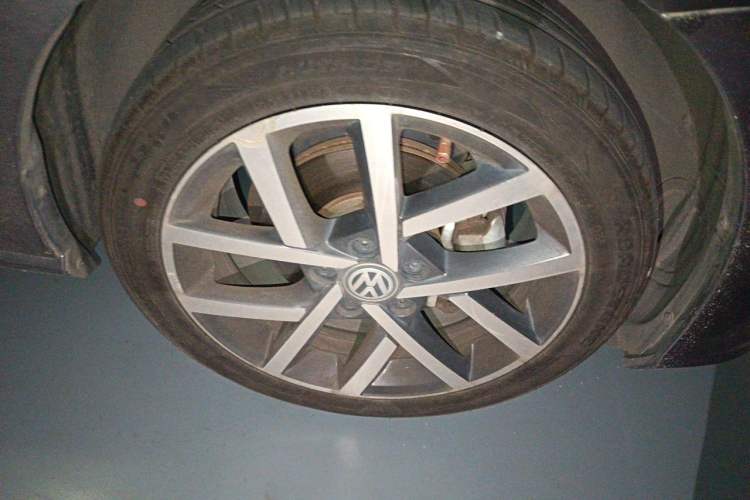 Used Volkswagen Golf 2018 230TSI Automatic Luxury Version Right Front Wheel Hub