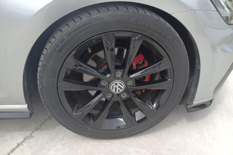 Used Volkswagen Golf 2018 280TSI Automatic R-Line Model Right Front Wheel Hub