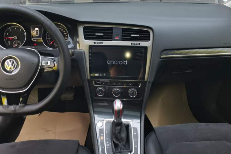Used Volkswagen Golf 2018 230TSI Automatic Luxury Version Audio And AC Panel