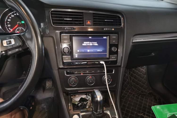 Used Volkswagen Golf 2018 230TSI Automatic Luxury Version Audio And AC Panel