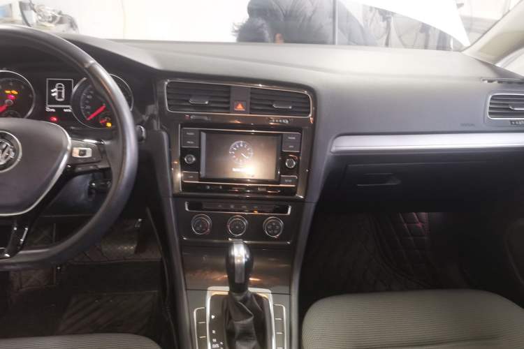Used Volkswagen Golf 2018 1.6L Automatic Comfort Model Audio And AC Panel