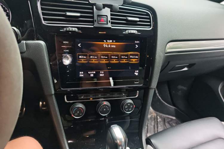 Used Volkswagen Golf 2018 280TSI Automatic R-Line Model Audio And AC Panel