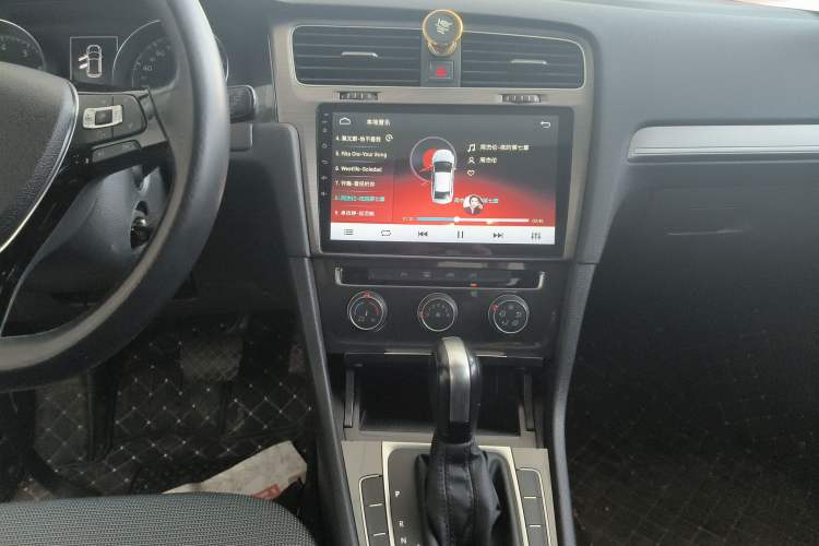 Used Volkswagen Golf 2018 1.6L Automatic Comfort Model Audio And AC Panel