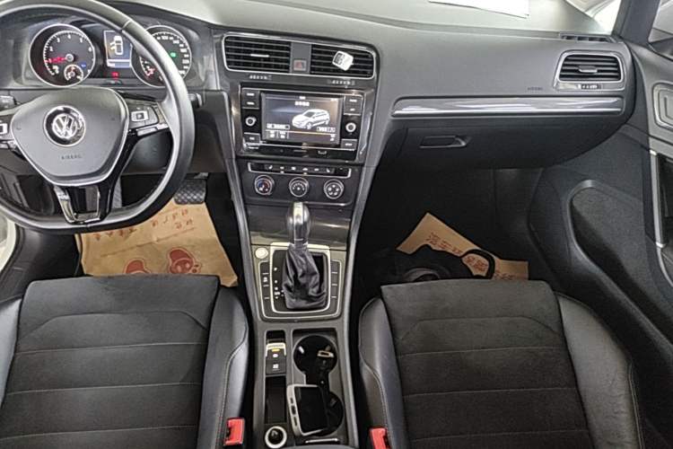 Used Volkswagen Golf 2018 230TSI Automatic Luxury Version Audio And AC Panel