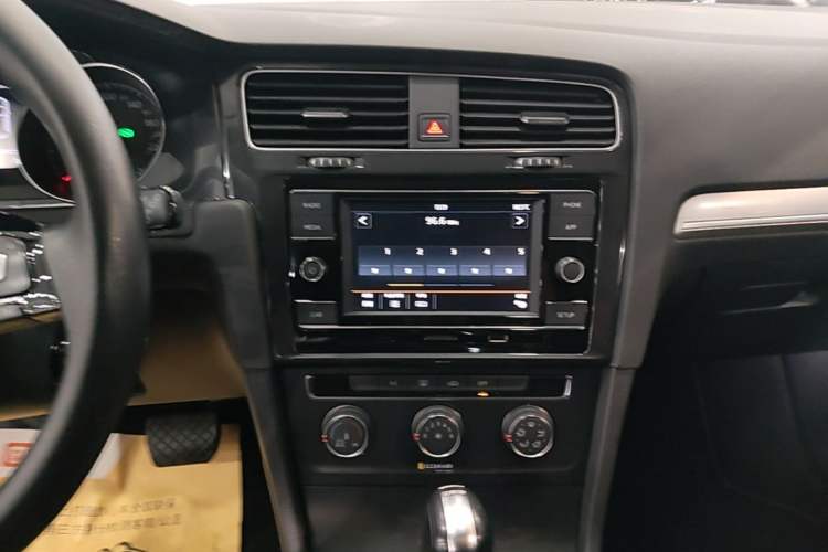 Used Volkswagen Golf 2018 230TSI Automatic Comfort Model Audio And AC Panel