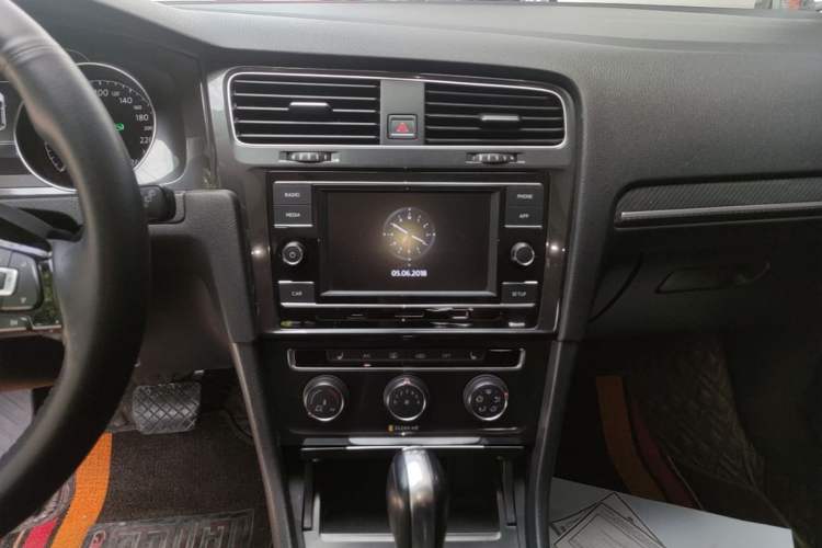 Used Volkswagen Golf 2018 230TSI Automatic Luxury Version Audio And AC Panel