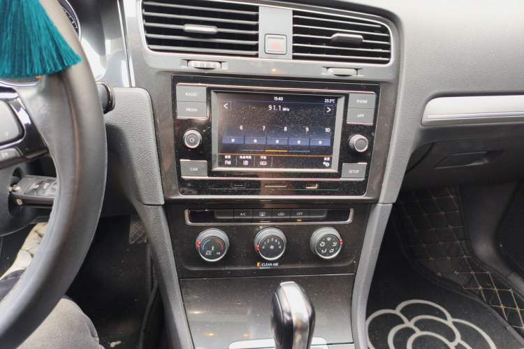Used Volkswagen Golf 2018 1.6L Automatic Comfort Model Audio And AC Panel