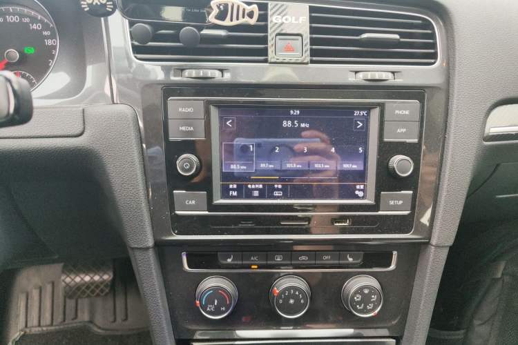 Used Volkswagen Golf 2018 230TSI Automatic Luxury Version Audio And AC Panel