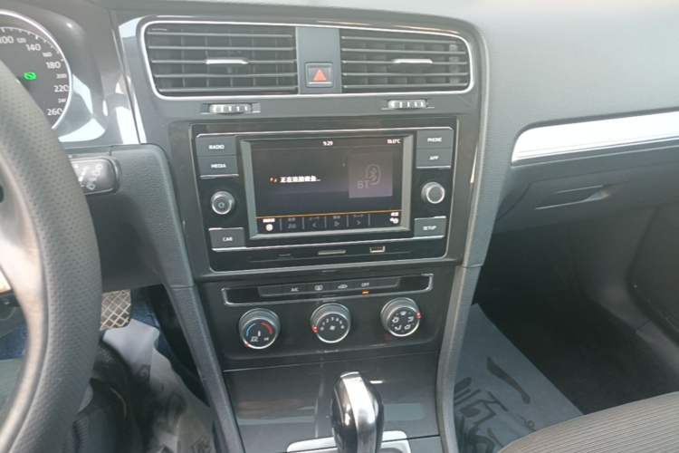 Used Volkswagen Golf 2018 230TSI Automatic Comfort Model Audio And AC Panel