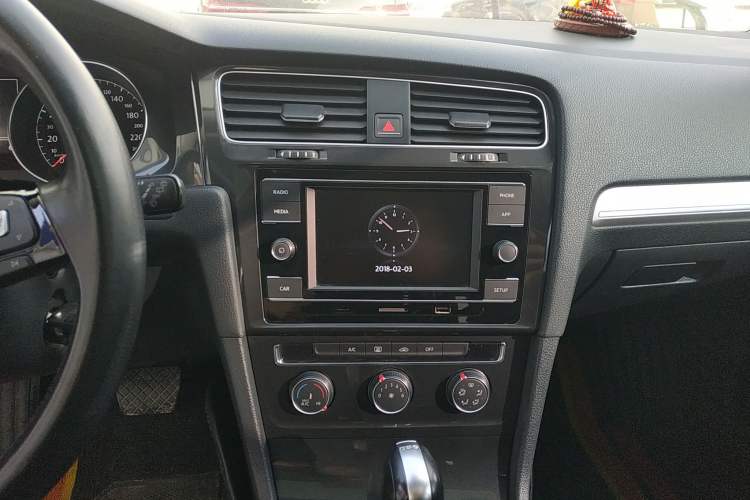 Used Volkswagen Golf 2018 230TSI Automatic Comfort Model Audio And AC Panel